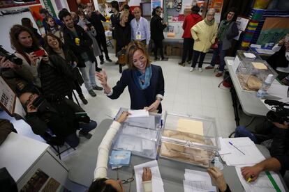 La candidata del PSC, Carme Chacón, votant envoltada de periodistes i curiosos.