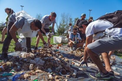 Voluntarios recolectan residuos del río Paraná, en Rosario, Argentina.