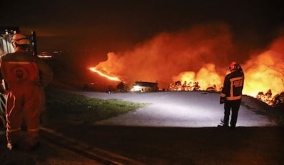 El incendio en el monte Igueldo ha obligado a desalojar un centro de turismo rural que acogía a 25 personas.