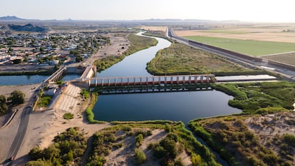 La presa desviadora Morelos, que redirige la mayor parte del cauce hacia el canal de irrigación (que fluye hacia la izquierda de la imagen).