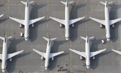 Aviones de Lufthansa estacionados en el aeropuerto de Francfort, el lunes, en pleno cierre del espacio aéreo de Alemania.