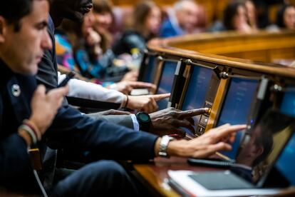 Los secretarios de cada grupo avisan a sus diputados del sentido de cada voto. 