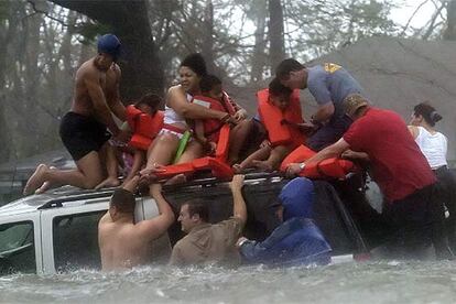Voluntarios ayudan a una familia, al paso del huracán Katrina en la bahía de San Luis (Estados Unidos) en 2005.