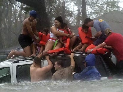 Voluntarios ayudan a una familia, al paso del huracán Katrina en la bahía de San Luis (Estados Unidos) en 2005.