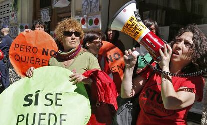 Acció de protesta coneguda com 'escrache' celebrada davant la casa d'un diputat del PP a Valencia.