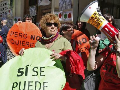 Acció de protesta coneguda com 'escrache' celebrada davant la casa d'un diputat del PP a Valencia.