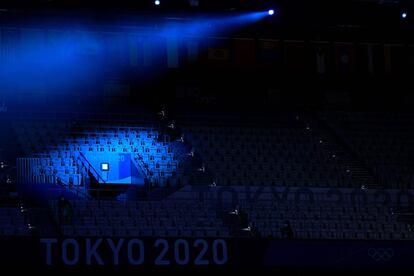 Asientos vacíos en las gradas antes de una sesión de la final de natación durante los Juegos Olímpicos de Tokio 2020 en el Centro Acuático de Tokio.