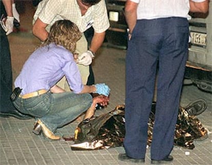 Agentes de policía sacan las huellas dactilares de Julio César T. G. en el lugar del crimen.