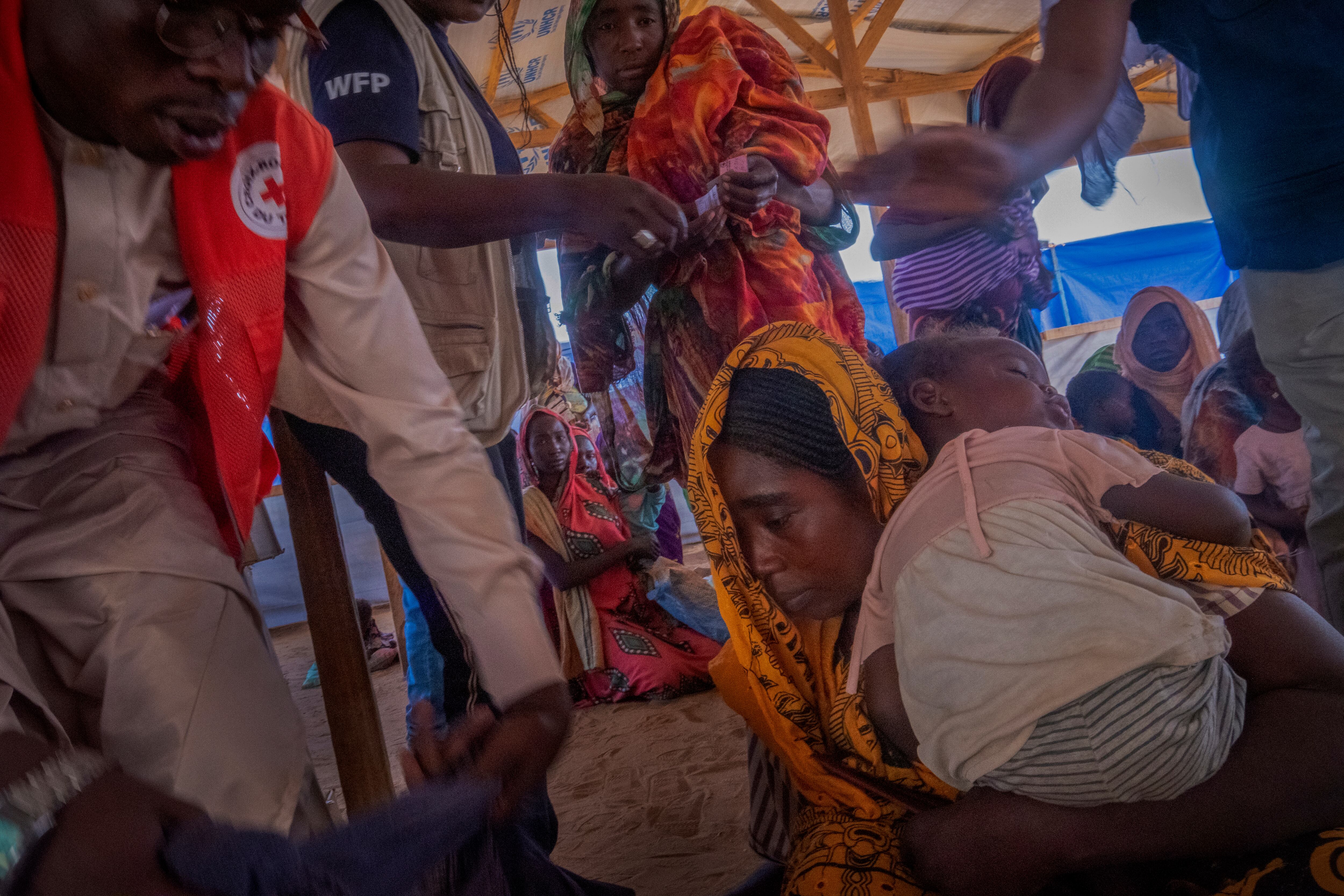 Refugiadas sudanesas esperaban la distribución mensual del Programa Mundial de Alimentos (PMA) en Camp École, cerca de Adré, el 15 de abril, tras semanas de retraso por la falta de financiación.