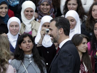 El príncipe Felipe y doña Letizia (de espaldas), ayer en la Universidad de Amman.