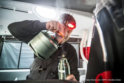 El navegante Eric Bellion prepara algo caliente a bordo del 'Comme un seul homme'.