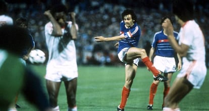 Platini supera a Bento para meter a Francia en la final de la Eurocopa de 1984 derrotando a la Portugal de Chalana.