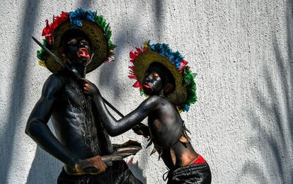 Participantes do desfile do São de Negro, no tradicional carnaval de Barranquilla, em 11 de fevereiro de 2018. O São de Negro é uma dança negra de influência africana que deriva diretamente dos escravos trazidos para a América nos barcos que atracaram em Cartagena das Índias durante as épocas do mercado negreiro.