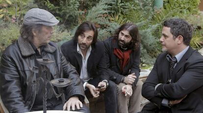 El cantante Alejandro Sanz (d), el productor musical Javier Limón (2d), el cantante Antonio Carmona (2i) y el guitarrista Paco de Lucía, durante su asistencia a la capilla ardiente del cantaor Enrique Morente.