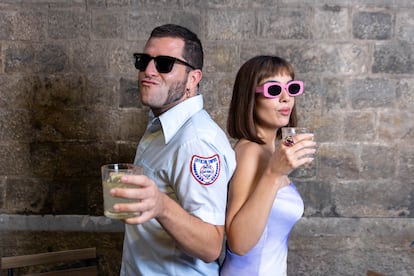 Tania Lozano y Víctor F. Clares, integrantes del grupo musical Ladilla Rusa, posan en la coctelería El Ascensor.