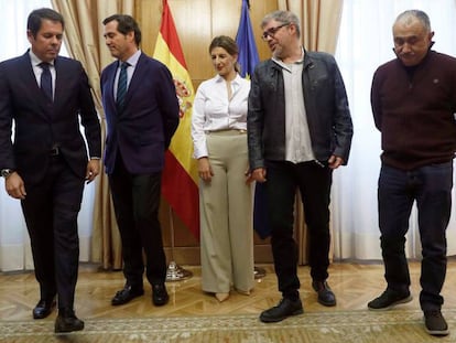 La ministra de Trabajo, Yolanda Díaz, junto con los dirigentes de las patronales Cepyme, Gerardo Cuerva (desde la izquierda), CEOE, Antonio Garamendi y de Unai Sordo (CCOO) y Pepe Álvarez (UGT), en una imagen de archivo.