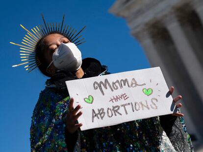Activistas a favor del derecho al aborto participan en una manifestación frente a la Corte Suprema de EE UU el 22 de enero de 2022 en Washington, DC.