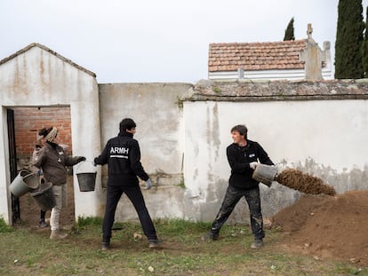 Trabajos de exhumación de Pedro de la Casa, represaliado en Mojados junto al cementerio de la localidad vallisoletana, este martes.