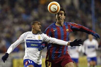 Ewerthon y Oleguer pugnan por un balón.