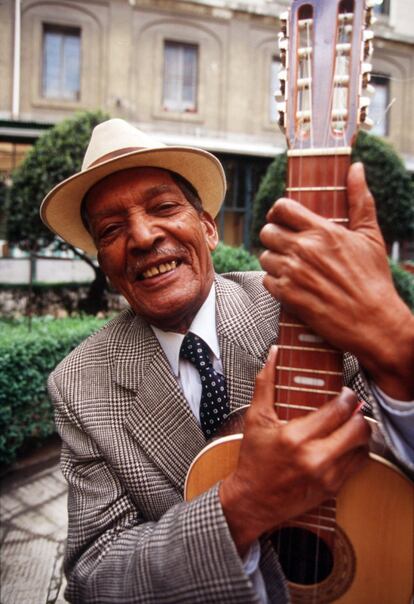 Compay Segundo sujetando su guitarra