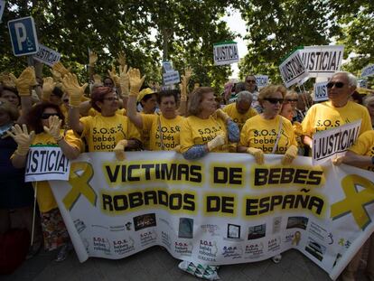 Manifestación de afectados por la trama de bebés robados en junio de 2019.