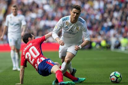 Ronaldo pierde el balón contra Juanfran.