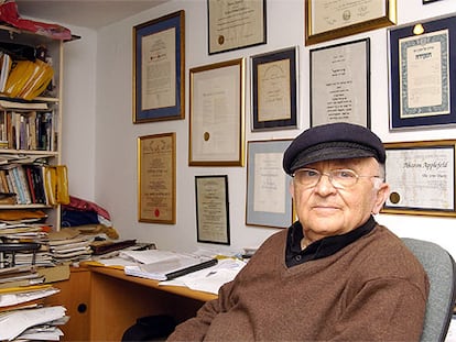 Aharon Appelfeld, que obtuvo el Premio Médicis en 2004, en el estudio de su casa en Jerusalén.
