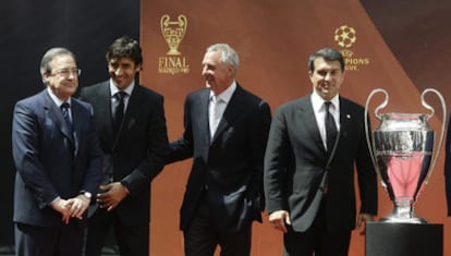 Florentino Pérez, Raúl, Johan Cruyff y Joan Laporta posan junto al trofeo de la Liga de Campeones.