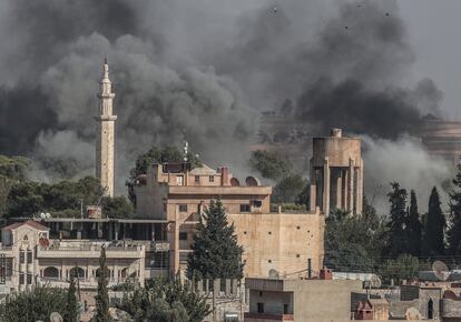 Las columnas de humo se levantan de la ciudad siria de Ras al-Ein tras un bombardeo turco. 