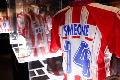 Camiseta que utilizó Diego Pablo Simeone en la temporada 95-96.