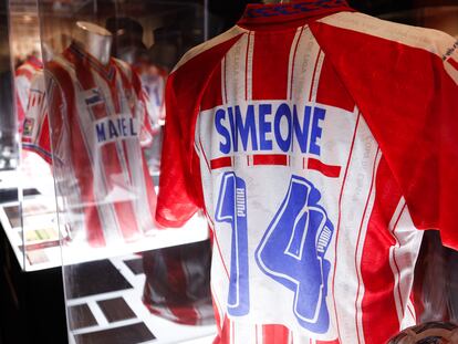 Camiseta que utilizó Diego Pablo Simeone en la temporada 95-96.