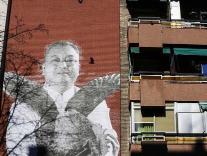 Una pintada en una casa de Usera donde se representa al Gallo Rojo.