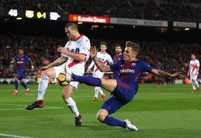 El jugador del Barcelona, Lucas Digne, disputa un balón contra Víctor Laguardia, del Alavés.