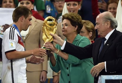 Dilma Rousseff entrega a Copa ao capit&atilde;o alem&atilde;o Philip Lahm.