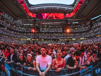 Espectadores en el concierto en el estadio Santiago Bernabéu del argentino Duki, el 8 de junio de 2024, en Madrid.