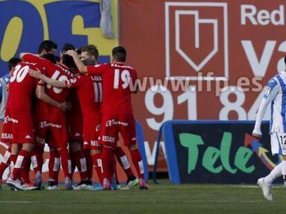 Los jugadores del Sporting celebran el gol del triunfo en Legan&eacute;s. 