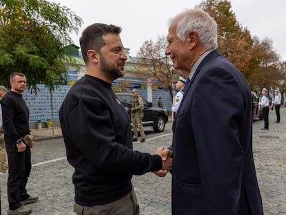 El Alto Representante de la UE para Asuntos Exteriores y Seguridad, Josep Borrell, saluda el presidente ucranio, Volodímir Zelenski, el pasado 2 de octubre en Kiev.