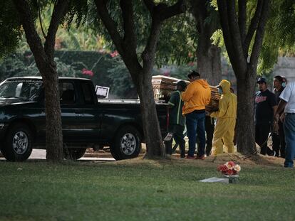 Funerales de una mujer de 60 años cuya familia sospecha que murió de covid-19, en Nicaragua.