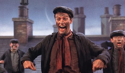 Dick Van Dyke como el deshollinador Bert de 'Mary Poppins'.