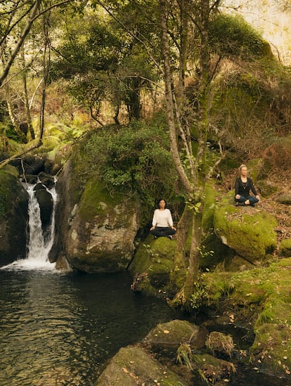 Las profesoras de Shama Retreats, Paloma Dorado y Samantha Wilson, meditan en la finca D’Alijo, a una hora de Oporto (Portugal).