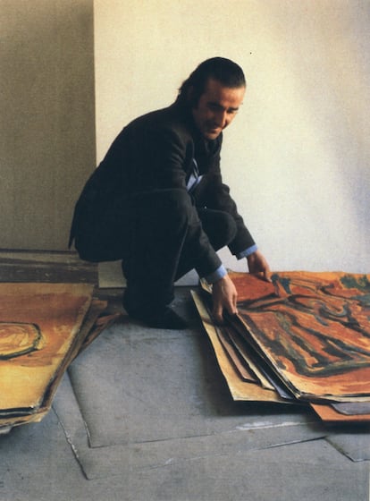 Luis Claramunt retratado en su estudio de la calle Montera de Madrid, hacia 1989.