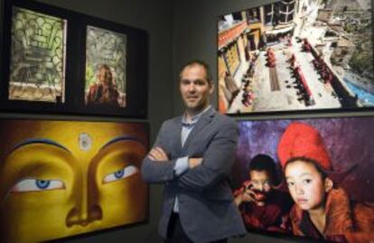 El fotógrafo Óscar Catalán en la exposición de La Beneficencia de Valencia.