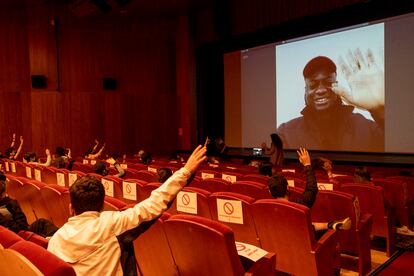 Abou, uno de los protagonistas de 'Stolen Fish' charla mediante vídeollamada con el público asistente a la proyección de la película en el festival MiradasDoc de Tenerife.