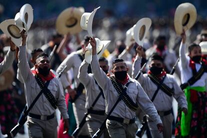 Además de los actores, músicos y soldados en el desfile participaron 32 carrozas alusivas a todos los estados del país.