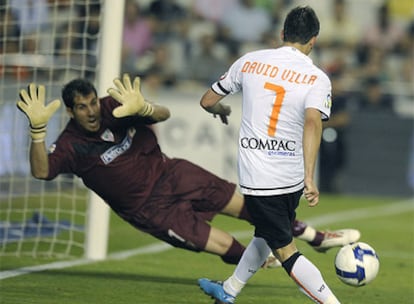 El delantero valencianista bate al guardameta Iraizoz tras intentarlo en varias ocasiones sin éxito