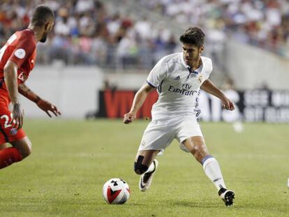 Marco Asensio trata de desbordar durante el amistoso entre el Madrid y el PSG. 