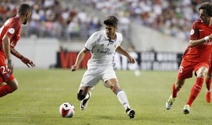 Marco Asensio trata de desbordar durante el amistoso entre el Madrid y el PSG. 