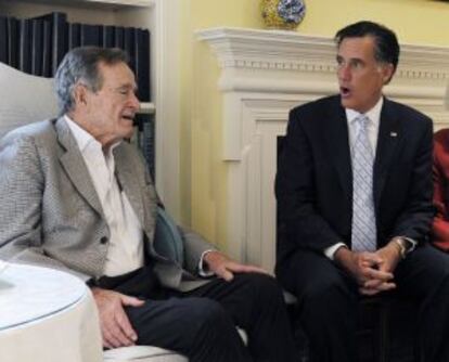 Mitt Romney con George H. W. Bush, en diciembre de 2011.