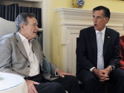 Mitt Romney con George H. W. Bush, en diciembre de 2011.