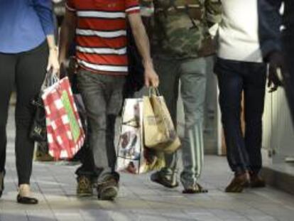 En la imagen, un grupo de personas pasea con las compras realizadas en el centro comercial de Lenox, en Atlanta. EFE/Archivo